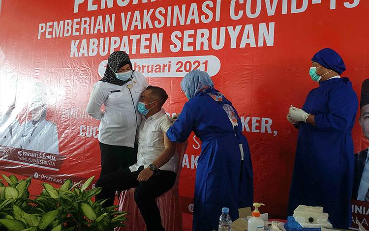 Takut Jarum Suntik, Ketua DPRD Seruyan Peluk Isteri saat Vaksinasi Covid-19