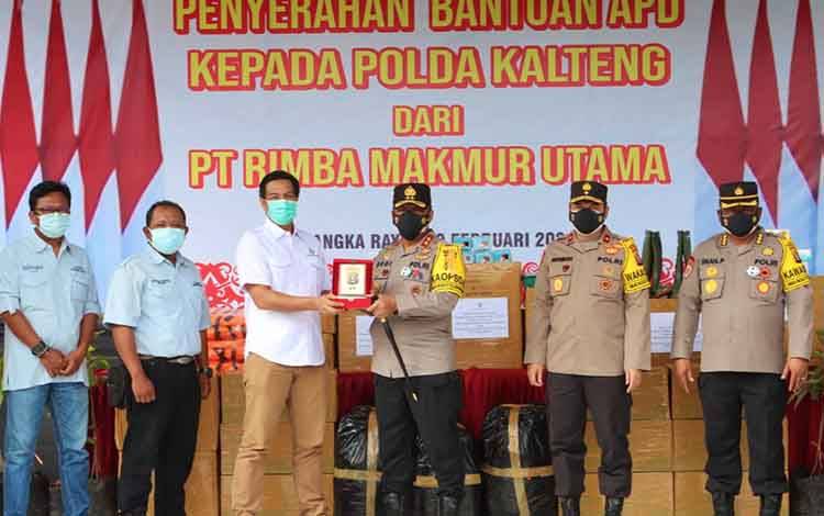Polda Kalteng Terima Bantuan APD dari Perusahaan