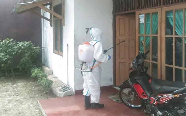 Cegah Penyebaran Covid-19, Satgas Covid-19 Kalteng Rutin Semprot Disinfektan di Permukiman Warga
