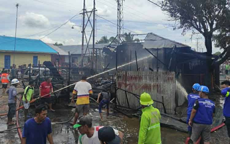 Kebakaran di Desa Pulau Mambulau Kapuas Hanguskan 1 Rumah dan 4 Mobil