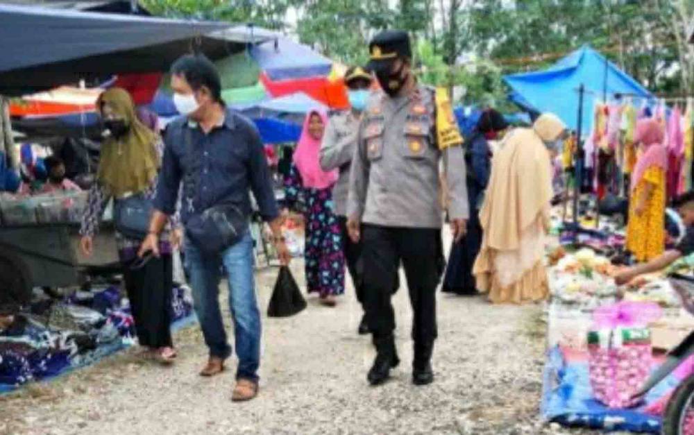 Personel Polsek Pulau Petak Lakukan Pengamanan di Pasar Tradisional