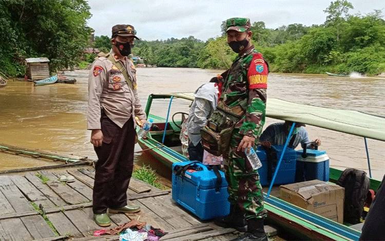 Danramil Tumbang Miri dan Kapolsek Kahayan Hulu Utara Kawal Pendistribusian Vaksin Covid-19