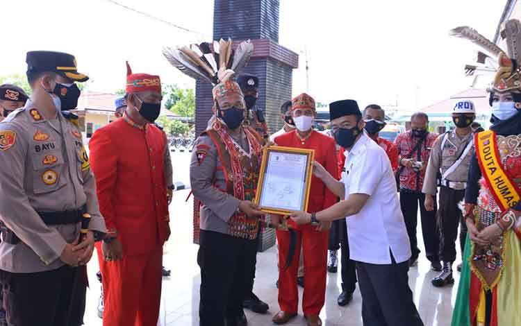 Damang Se-Kabupaten Seruyan Berikan Gelar Adat Untuk Kapolda Kalteng