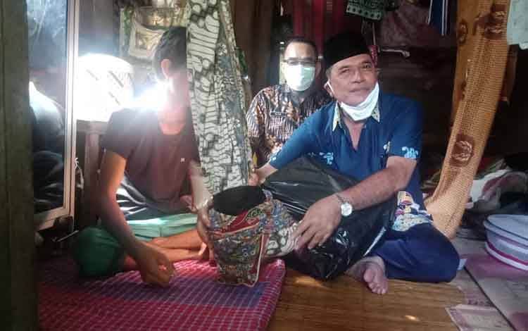 Wakil Ketua DPRD Barito Selatan Bantu Pasutri Kurang Mampu usai Persalinan Secara Caesar