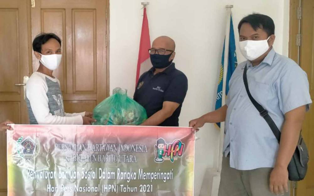 HPN 2021, PWI Barito Utara Terus Salurkan Bantuan Sembako ke Warga Kurang Mampu