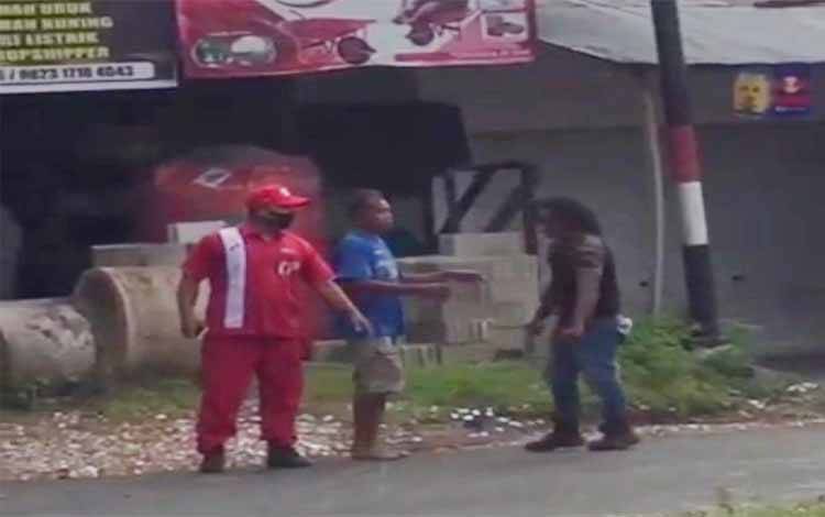 Beredar Video Adu Jotos di Sebrang SPBU Palangka Raya