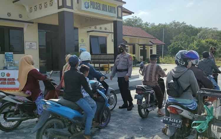 Polsek Jaya Karya Jaga Jalan Menuju Pantai Ujung Pandaran untuk ini