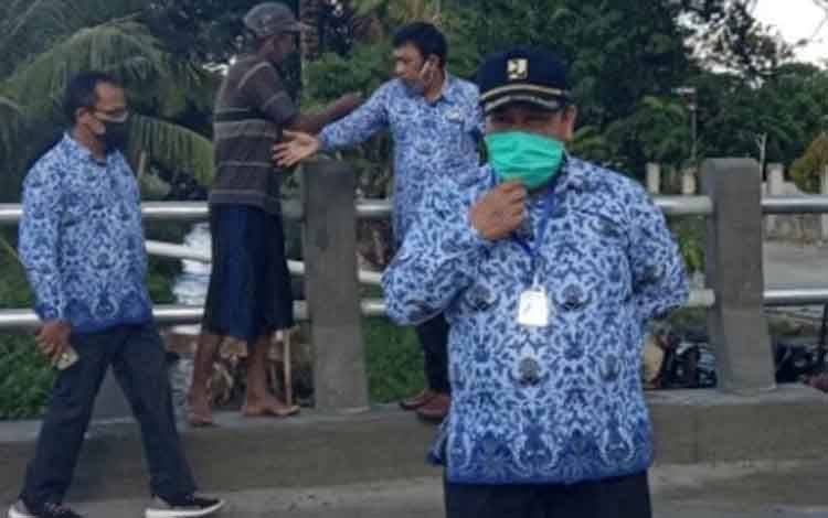 Cegah Dampak Abrasi Semakin Parah, PUPR Kobar Bangun Tanggul Semi Permanen di Sini...