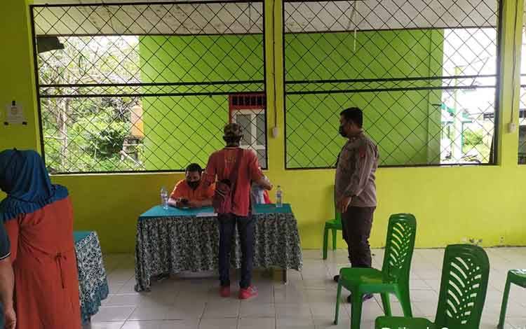 Beri Rasa Aman, Bhabinkamtibmas Polsek Seruyan Hilir Dampingi Penyaluran BST