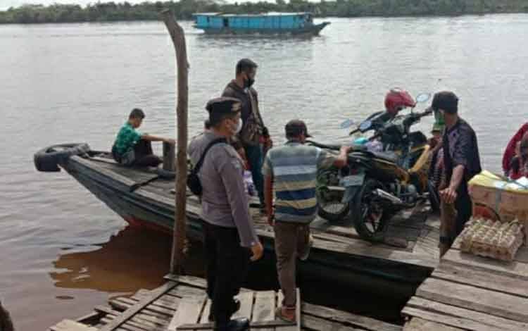 Pastikan Keamanan Penumpang,  Polsek Pulau Petak Cek Feri Penyeberangan