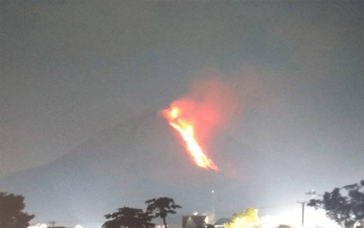 Gunung Sinabung Luncurkan Guguran Lava Pijar Sejauh Dua Kilometer
