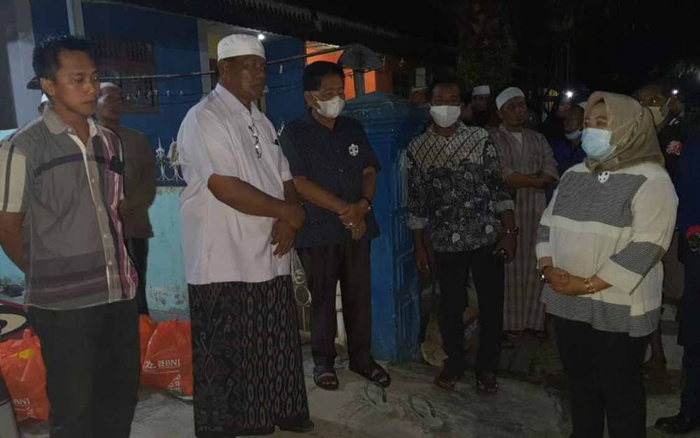 Malam-malam, Bupati Kobar Serahkan Bantuan untuk Korban Kebakaran di Gang Haji Asmar
