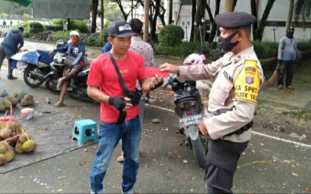 Polsek Selat Bagikan Masker dan Imbau Pedagang Terapkan Protokol Kesehatan