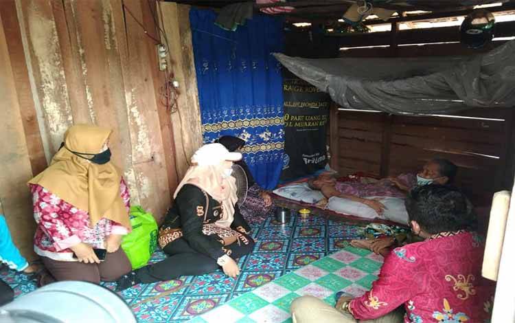 Wakil Wali Kota Palangka Raya dan The Furuns Community Santuni Lansia