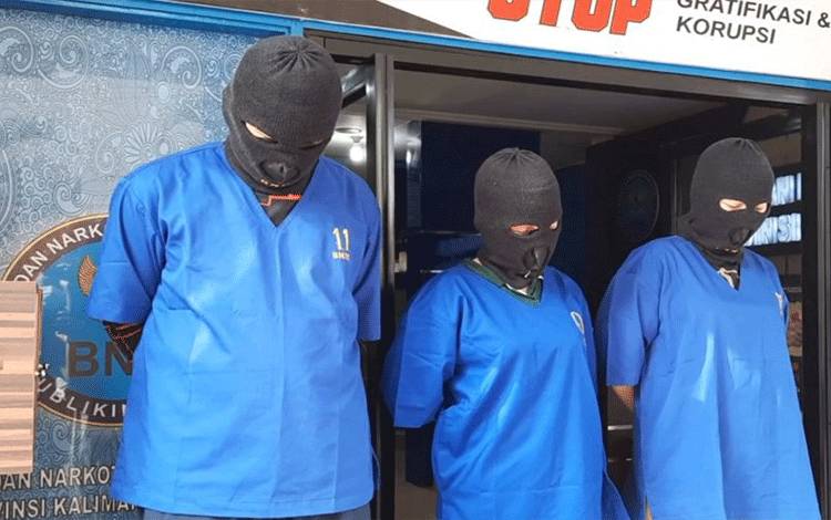 Pasutri Bersama Anaknya Jadi Bandar Sabu 3,2 Kg