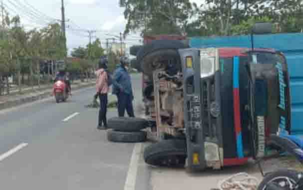 Truk Bermuatan Beras Terguling di Jalan Ahmad Yani Pangkalan Bun