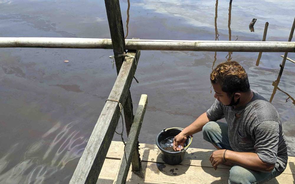 Warga Takut Memasak, Akibat Bau Menyengat BBM yang Meluber ke Sungai