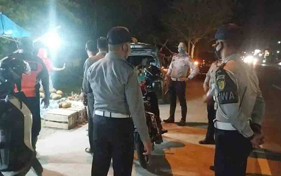 Petugas Dishub Tertibkan Pedagang Buah Musiman karena Dinilai Bahayakan Lalu Lintas