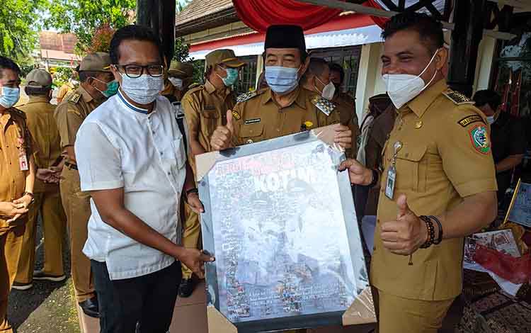 Akhir Masa Jabatan, Bupati dan Wakil Bupati Kotim Banyak Terima Kenang-kenangan