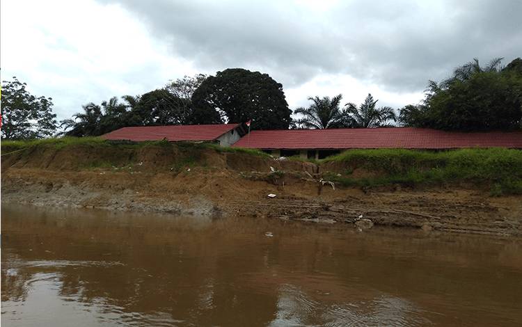 Gedung SDN Talingke Katingan Terancam Ambruk Tergerus Abrasi
