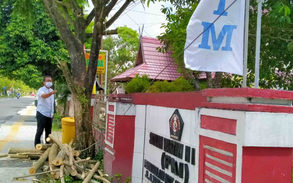 Pohon Ditebang, Kabel Telkom Putus Dibiarkan