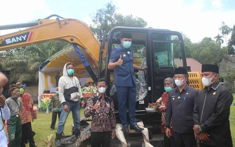 Enam Bulan Kelola Kebun, TPKD Tamiang Serahkan Uang Ratusan Juta Hingga Exavator Baru ke Pemdes