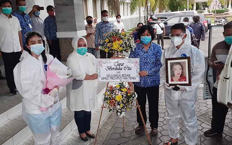Dewan Beri Penghormatan Terakhir Kepada Almarhum Elisa Lambung Anggota DPRD Kalteng 2014-2019