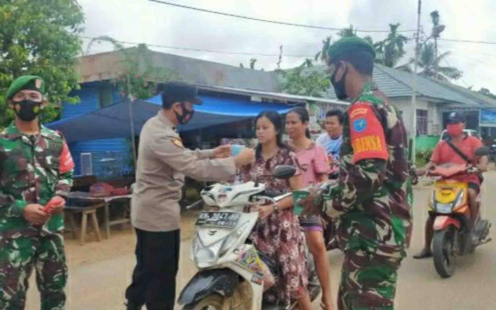 TNI - Polri di Kapuas Hulu Disiplinkan Penggunaan Masker Warga
