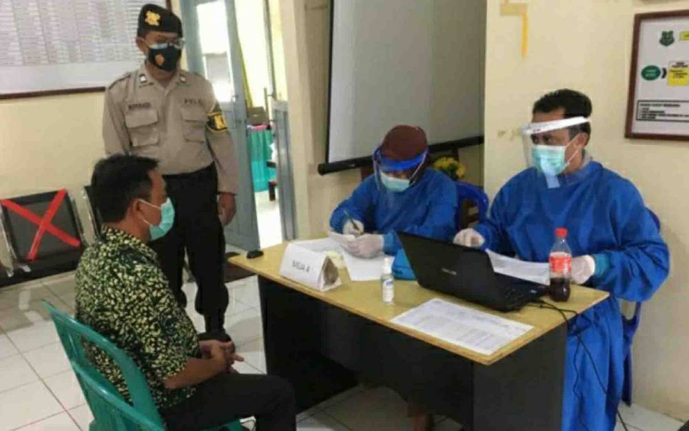 Personel Polsek Kapuas Barat Monitoring Pelaksanaan Vaksinasi untuk Tenaga Kesehatan