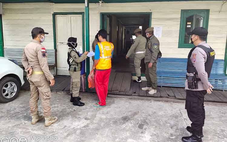 Tidak Gunakan Masker, Warga Kuala Pembuang Diberi Teguran