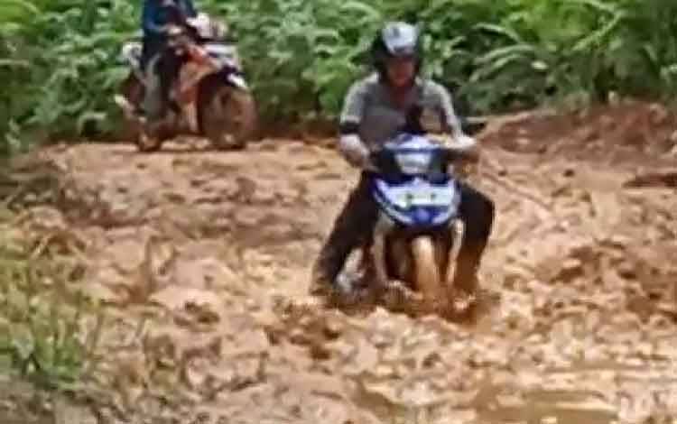 Rusak Parah, Dinas PUPR Diminta Perbaiki Jalan ke Desa Panaen