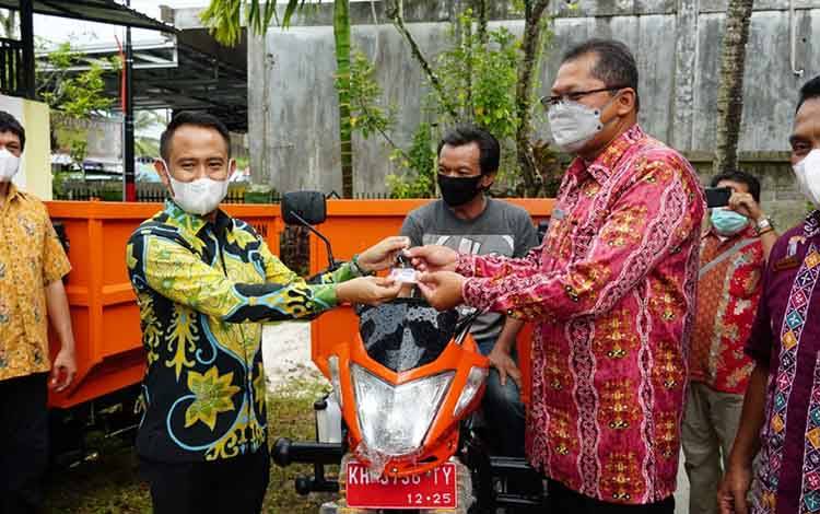 Wali Kota Palangka Raya Serahkan Kendaraan Roda Tiga Pemadam Kebakaran dan Angkutan Sampah