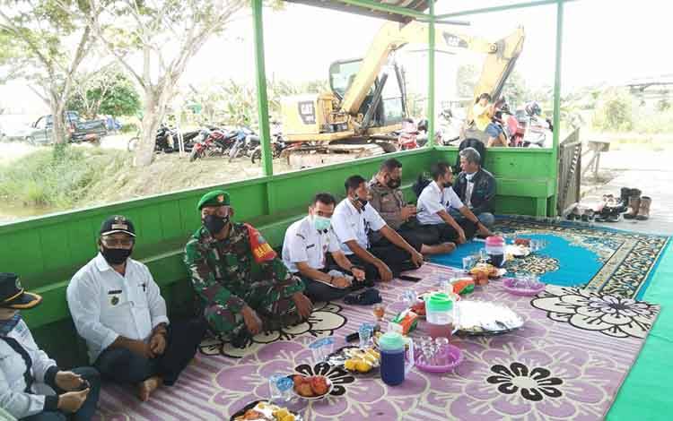 Danramil 1013-03/Teweh Tengah Hadiri Panen Raya Padi