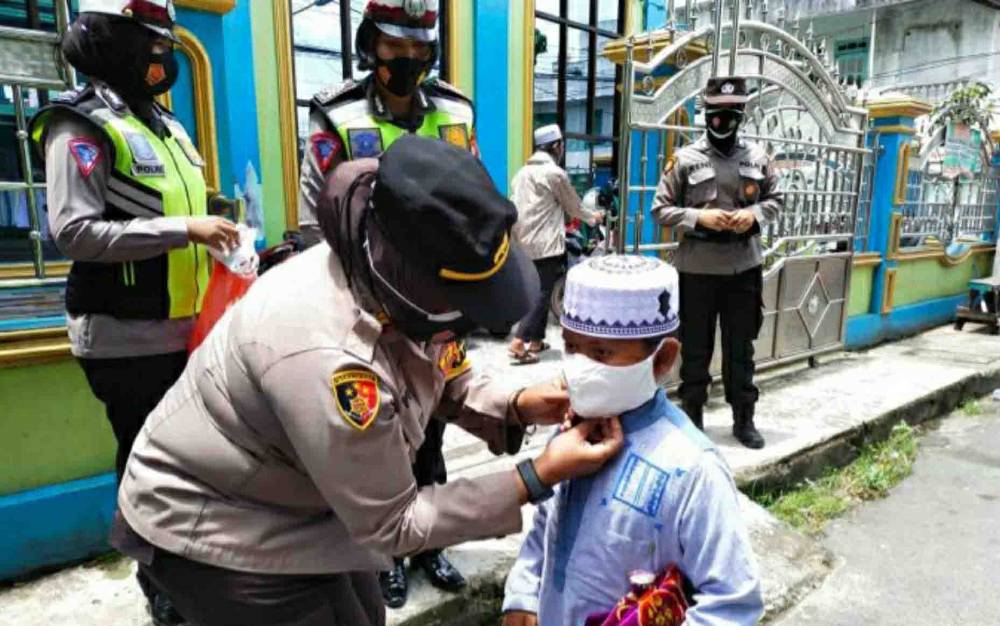 Polwan Polres Kapuas Bagikan Masker kepada Warga yang Salat Jumat