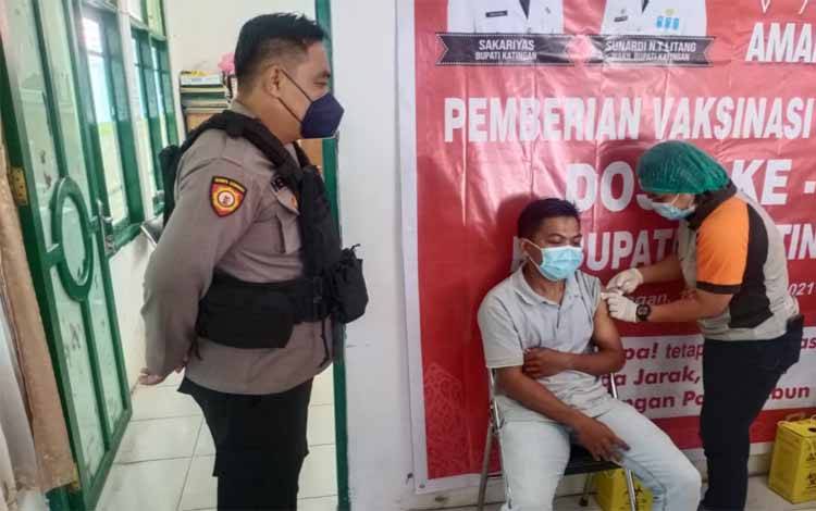 Puluhan Tenaga Kesehatan RSUD Mas Amsyar Kasongan Jalani Vaksinasi Covid-19