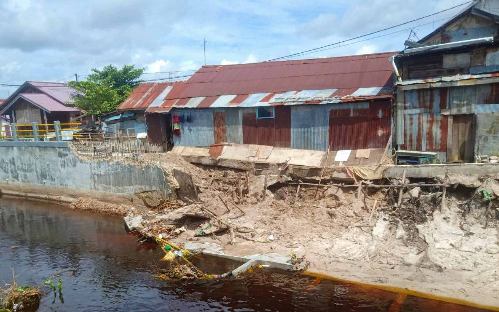 Kerusakan Dinding Drainase Pengendali Banjir Jalan Sakan Palangka Raya Belum Ditangani