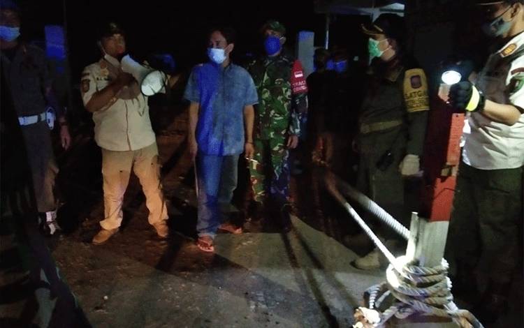 Tim Gabungan Robohkan Portal di Eks Lokalisasi Km 19 Kereng Pangi Katingan