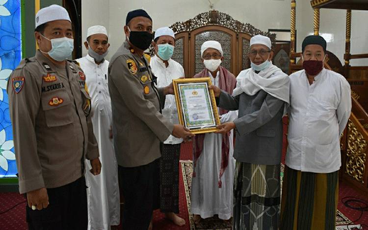 Masjid Agung Al-Mukarram Kapuas Terima Penghargaan Sebagai Masjid Tangguh