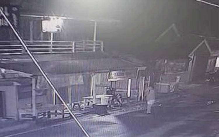 Video Detik-detik Aksi Pelaku Pencuri Ponsel di Kumai?Terekam CCTV