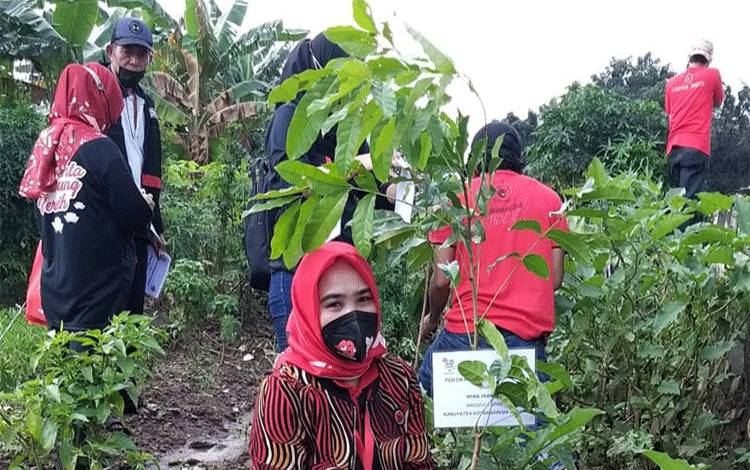 Peduli Sungai, Fraksi PDIP Kobar Ikut Tanam Pohon di Sungai Ciliwung
