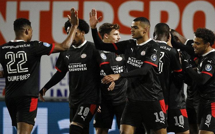 Dua Gol Mario Gotze Bantu PSV Eindhoven Lumat Vitesse