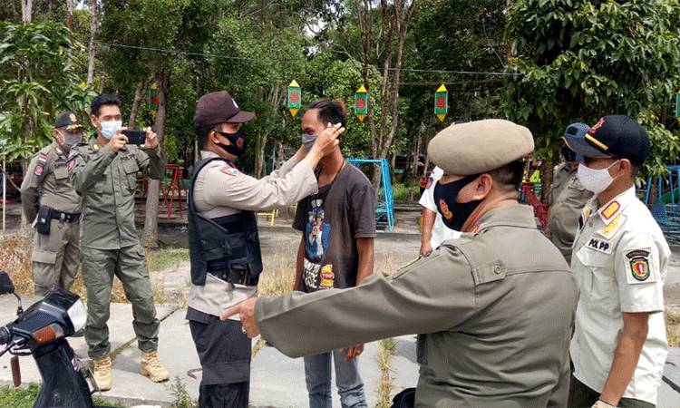 Tim Gabungan Satgas Covid-19 Katingan? Edukasi Prokes dan Bagikan Masker ke Pengendara