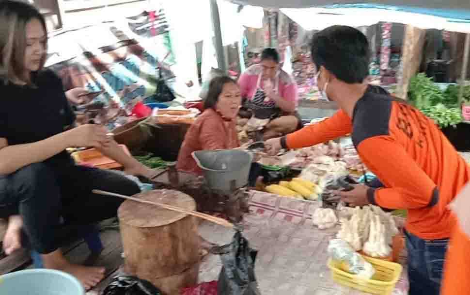 Satgas Covid-19 Kalteng Bagikan Masker di Pasar PU