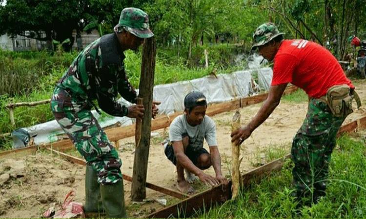Anggota Kodim 1011 Kuala Kapuas Lakukan Pembersihan Jalan Usaha Tani di Saka Lagun