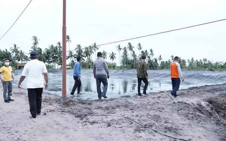 Kelompok Budidaya Ikan Sukamara Terima Bantuan 5 Hektare Tambak Udang dari KKP