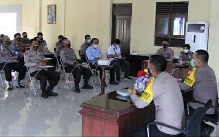 Personel Polres Kapuas Ikuti Penyuluhan Hukum, Ini Pesan Kapolres