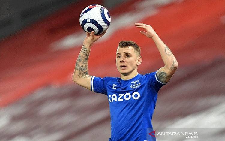 Everton Ikat Lucas Digne Hingga 2025