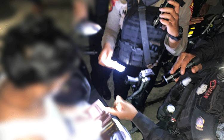Polisi Dapati 2 Pria Diduga Homo Bercumbu di Kawasan Stadion Tuah Pahoe