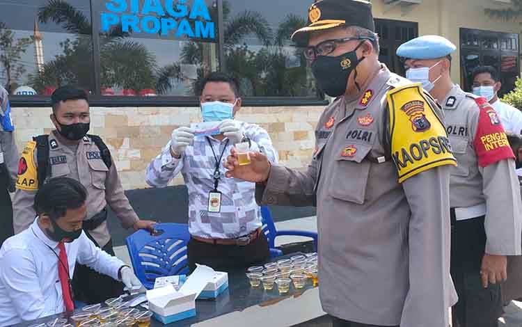 Ratusan Personel Polres Sukamara Jalani Tes Urine
