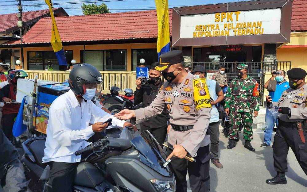 Polres Kobar Inisiasi Pembagian 1000 Masker Gratis Untuk Masyarakat